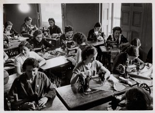 mujeres cosiendo